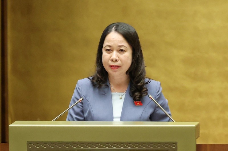 Phó Chủ tịch nước Võ Thị Ánh Xuân trình bày tờ trình.