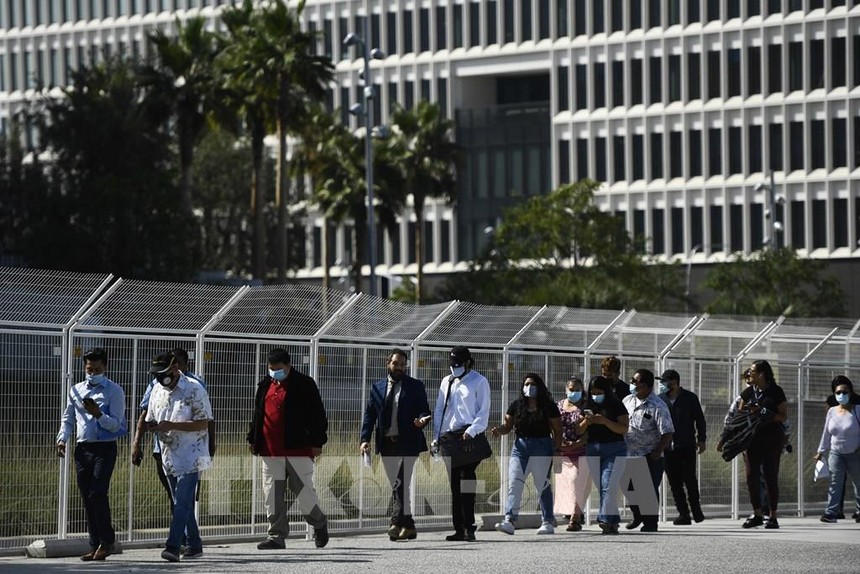 Người lao động xếp hàng chờ xin việc tại hội chợ việc làm ở bang California, Mỹ. Ảnh: AFP/TTXVN