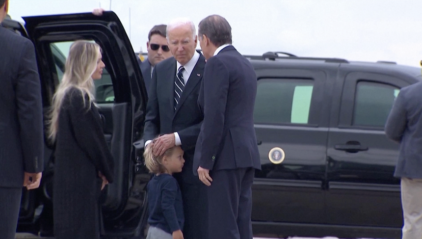 Gia đình ông Hunter Biden chào đón cha mình, Tổng thống Mỹ Joe Biden đến Delaware. Ảnh cắt từ clip của Reuters