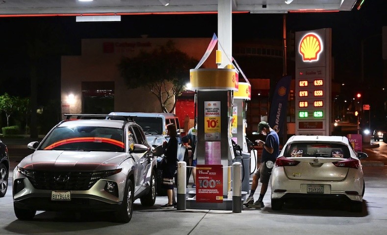 Một trạm xăng dầu ở bang California, Mỹ. Ảnh: AFP