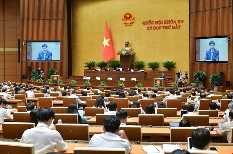 Quốc hội nghe Chủ nhiệm Uỷ ban Kinh tế Vũ Hồng Thanh báo cáo thẩm tra.