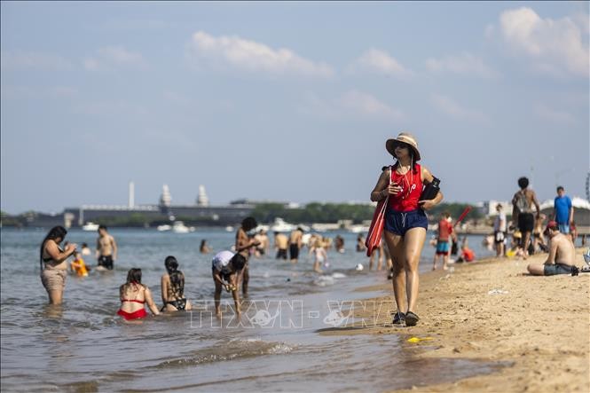 Người dân tắm biển tránh nóng tại Chicago, Mỹ ngày 17/6/2024. Ảnh: THX/TTXVN