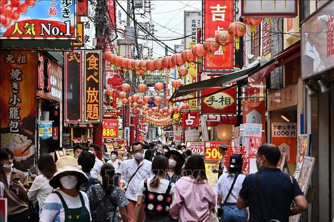 Du khách tham quan và mua sắm trên một con phố ở Yokohama, tỉnh Kanagawa, Nhật Bản. Ảnh tư liệu: AFP/TTXVN