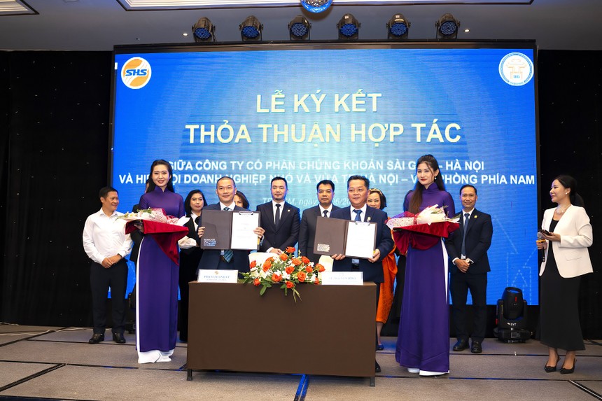 Ông Phạm Thanh Vũ, Giám đốc Chi nhánh Chứng khoán SHS tại TP HCM (trái) và ông Từ Nguyên Bình, Phó chủ tịch HanoiSME (phải) cùng ký Thỏa thuận hợp tác 