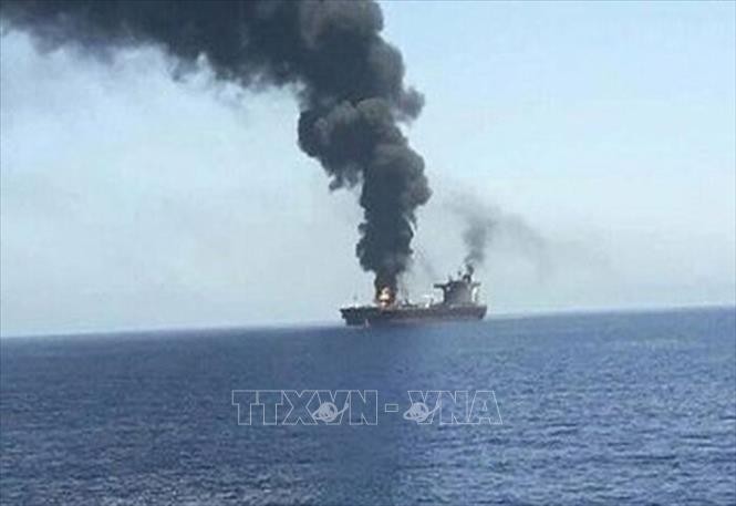 Một con tàu bị lực lượng Houthi tấn công. Ảnh: IRNA/TTXVN