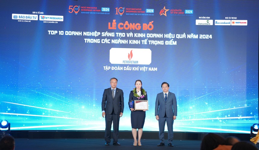 Đại diện Tập đoàn Dầu khí Việt Nam (đứng giữa) nhận Chứng nhận Top 10 doanh nghiệp sáng tạo và kinh doanh hiệu quả Việt Nam trong các ngành kinh tế trọng điểm năm 2024