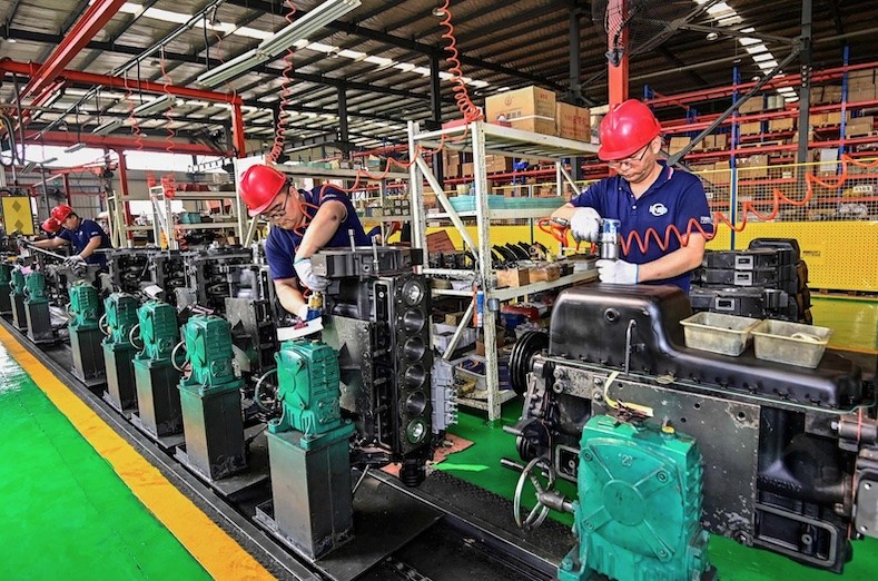 Công nhân làm việc trên dây chuyền lắp ráp động cơ tại một nhà máy sản xuất động cơ ở thành phố Thanh Châu, tỉnh Sơn Đông, Trung Quốc. Ảnh: AFP