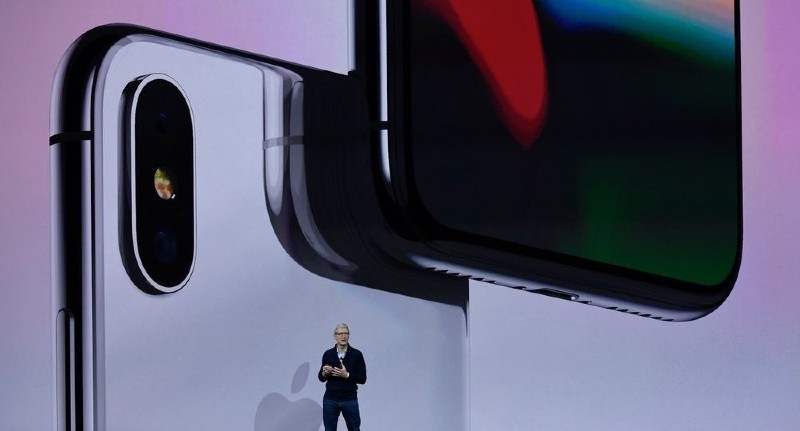 Giám đốc điều hành Apple Tim Cook phát biểu trong buổi ra mắt iPhone X vào ngày 17/9/2017. Ảnh: Getty Images