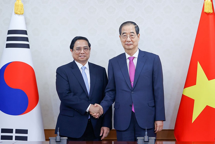 Thủ tướng Phạm Minh Chính và Thủ tướng Han Duck Soo. (Ảnh: Nhật Bắc)
