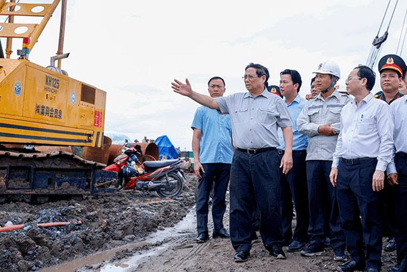 Thủ tướng Phạm Minh Chính kiểm tra tiến độ cao tốc Châu Đốc - Cần Thơ - Sóc Trăng tại huyện Vĩnh Thạnh, TP. Cần Thơ. Ảnh: Nhật Bắc