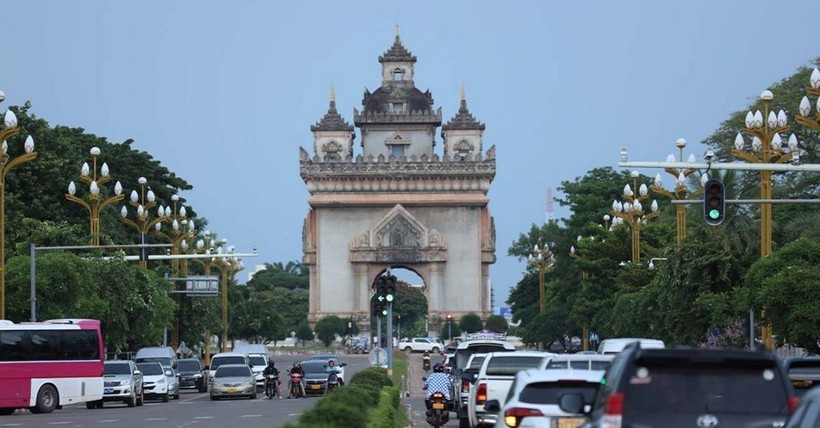 Xe ô tô trên đường phố ở Lào. (Ảnh: Laotian Times)