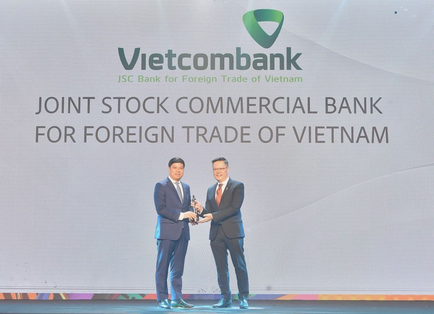 Ông Hồng Quang - Thành viên HĐQT kiêm Giám đốc Khối Nhân sự đại diện Vietcombank nhận cúp vàng "Harmonia" từ BTC