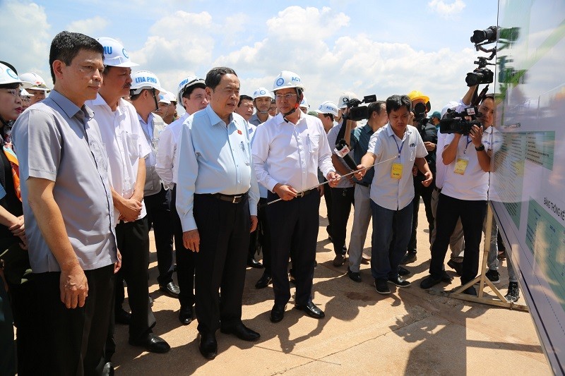 Chủ tịch Quốc hội Trần Thanh Mẫn cùng đoàn công tác kiểm tra tiến độ thi công tại Sân bay Long Thành ngày 8/8 - Ảnh: Anh Tuấn