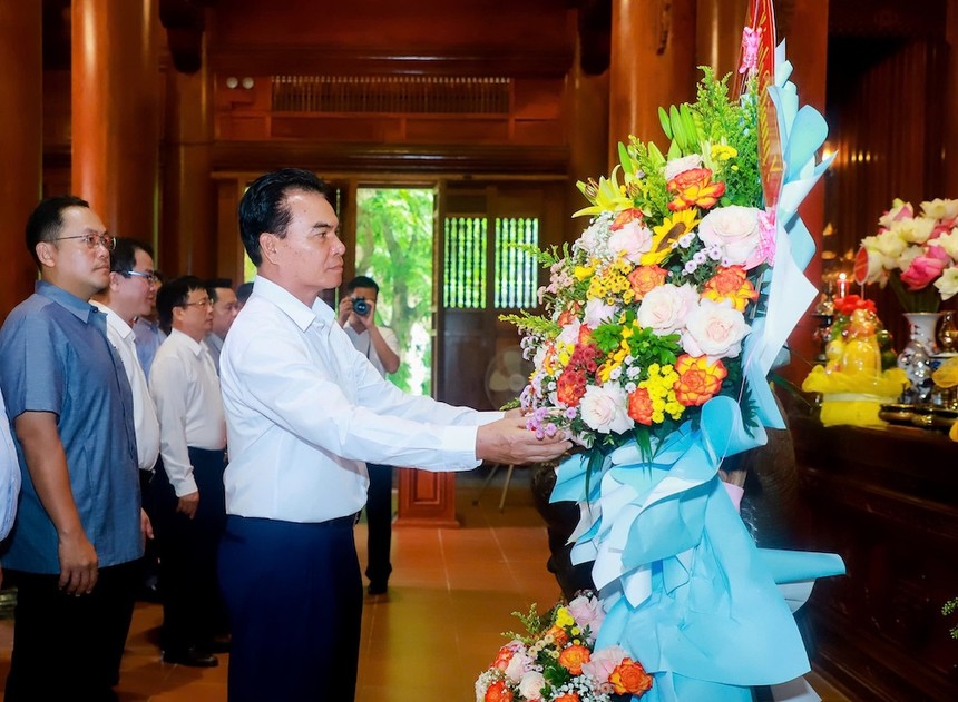 Ông Phet Phomphiphak, Bộ trưởng Bộ Kế hoạch và Đầu tư Lào, Chủ tịch Ủy ban hợp tác Lào - Việt Nam cùng Đoàn công tác dâng hoa, dâng hương tưởng niệm Chủ tịch Hồ Chí Minh tại Khu Di tích Quốc gia đặc biệt Kim Liên. Ảnh: Thành Duy