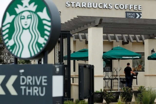 Starbucks bị cáo buộc ăn cắp ý tưởng son môi hương cà phê. Ảnh: REUTERS