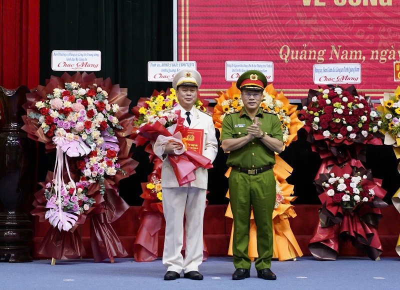 Trung tướng Nguyễn Văn Long, Thứ trưởng Bộ Công an trao quyết định về điều động, bổ nhiệm Giám đốc Công an tỉnh Quảng Nam cho Đại tá Nguyễn Hữu Hợp.