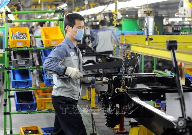 Công nhân làm việc trong nhà máy sản xuất ô tô ở Pyeongtaek, Hàn Quốc. Ảnh: AFP/TTXVN