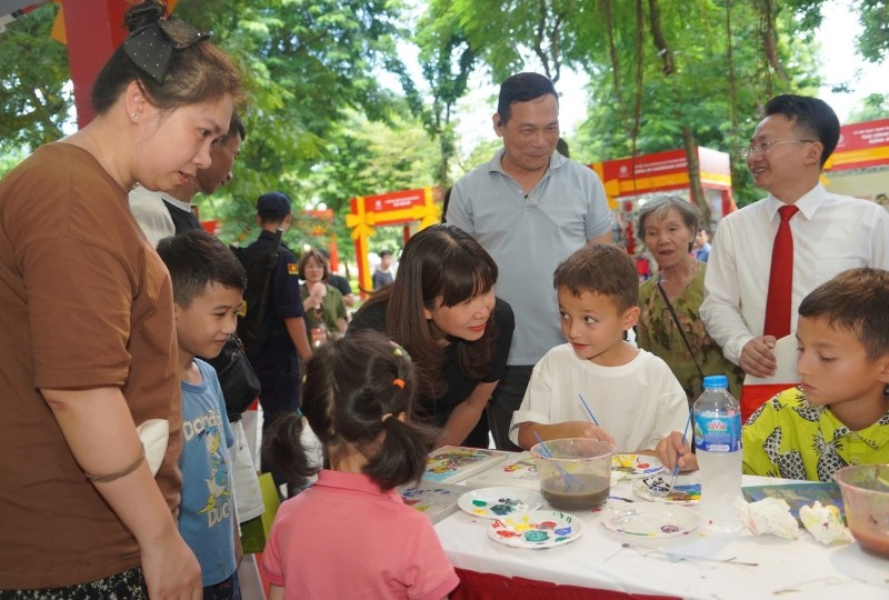 Du khách tham quan, trải nghiệm tại Lễ hội Quà tặng Du lịch Hà Nội 2024, do Sở Du lịch Hà Nội tổ chức.