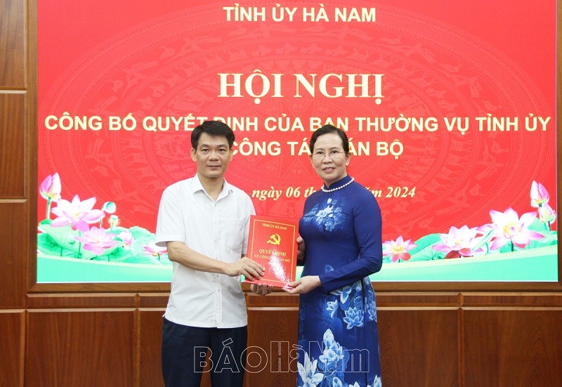 Bà Lê Thị Thủy, Ủy viên Trung ương Đảng, Bí thư Tỉnh ủy, Chủ tịch HĐND tỉnh Hà Nam trao quyết định cho tân Trưởng ban Tuyên giáo Tỉnh ủy. Ảnh: Nguyễn Khánh