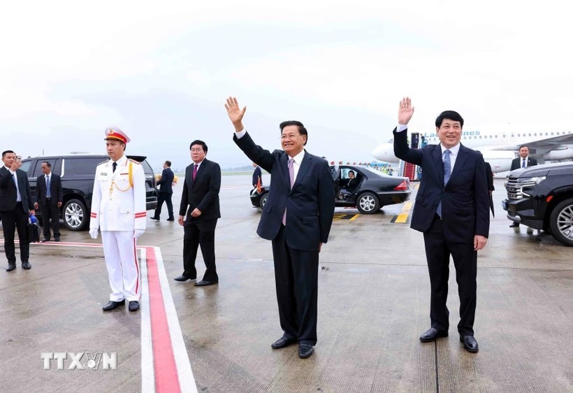 Tổng Bí thư, Chủ tịch nước Lào Thongloun Sisoulith và Phu nhân đến Hà Nội, bắt đầu thăm cấp Nhà nước tới Việt Nam. Ảnh: TTXVN