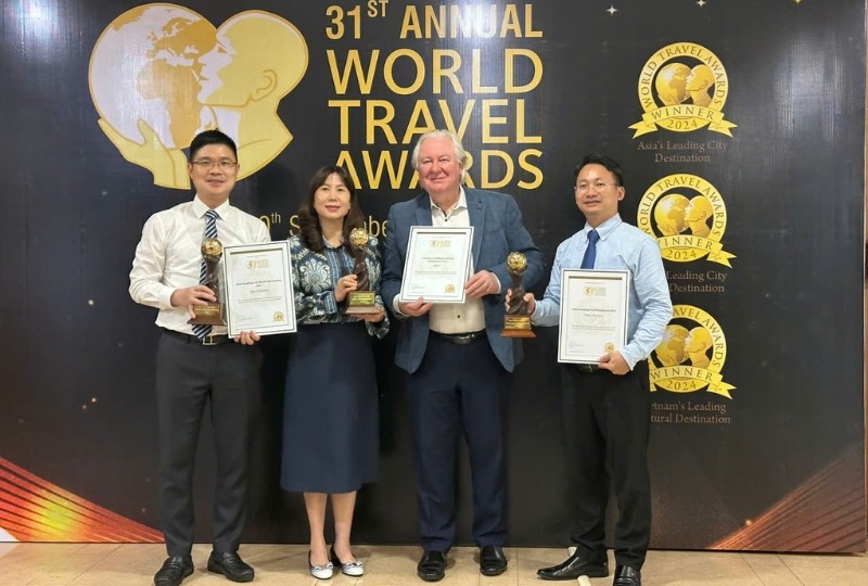 Chủ tịch Giải thưởng Du lịch thế giới (World Travel Award) Graham Cooke trao Cúp và chứng nhận ba giải thưởng du lịch cho lãnh đạo Sở Du lịch Hà Nội.