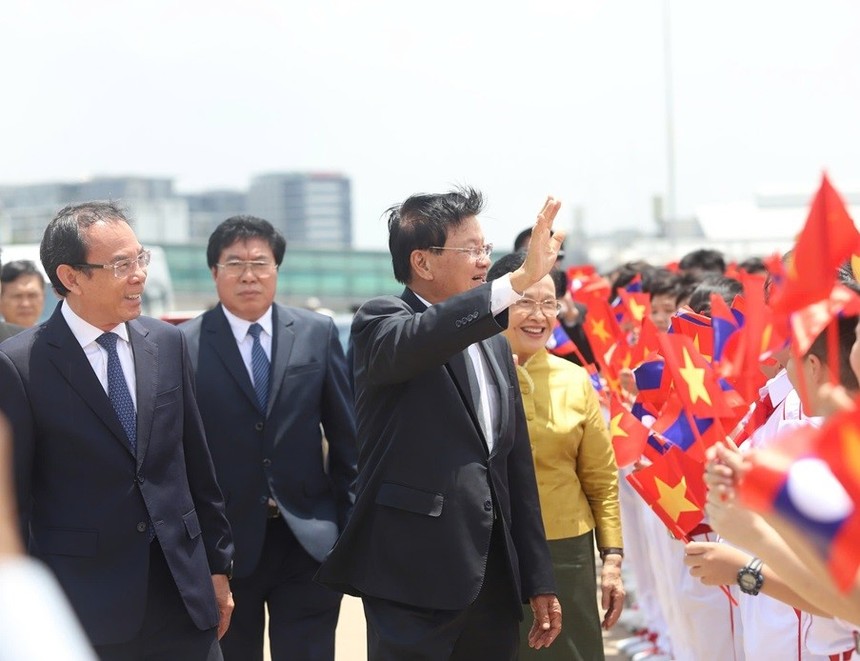 Chuyến thăm của Tổng Bí thư, Chủ tịch nước Lào thực hiện trong bối cảnh hai Đảng, hai nước đang triển khai mạnh mẽ Nghị quyết của mỗi Đảng và tích cực chuẩn bị Đại hội Đảng các cấp, tiến tới Đại hội toàn quốc của mỗi Đảng.