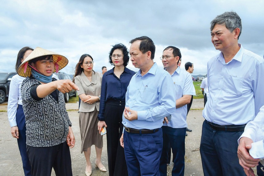 Lãnh đạo Ngân hàng Nhà nước, Agribank tìm hiểu về thiệt hại của hộ nuôi trồng thủy sản tại xã Tân An, Quảng Yên, Quảng Ninh