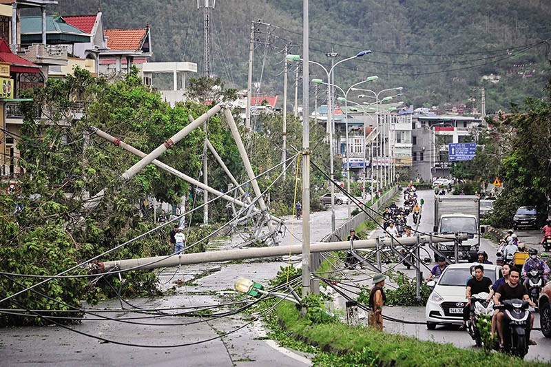 Hệ thống điện của Cẩm Phả (Quảng Ninh) bị thiệt hại sau bão Yagi. Ảnh: Anh Đức