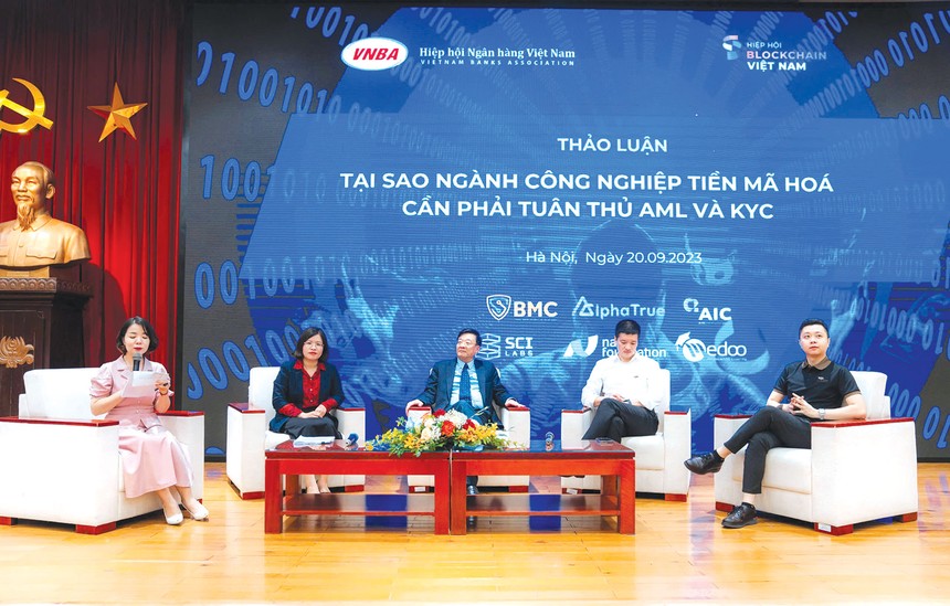 Ông Trần Huyền Dinh (ngoài cùng bên phải) trong một cuộc thảo luận về pháp lý cho lĩnh vực blockchain tại trụ sở Ngân hàng Nhà nước Việt Nam