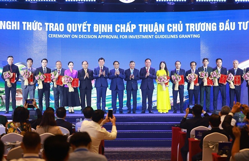 Thủ tướng Chính phủ Phạm Minh Chính chụp ảnh lưu niệm với doanh nghiệp nhận giấy chứng nhận đăng ký đầu tư, quyết định chấp thuận chủ trương đầu tư