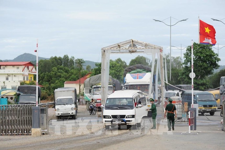 Các phương tiện chở hàng hóa nhập khẩu làm thủ tục tại khu vực cửa khẩu quốc tế Tịnh Biên (An Giang). (Ảnh: Công Mạo: TTXVN) 