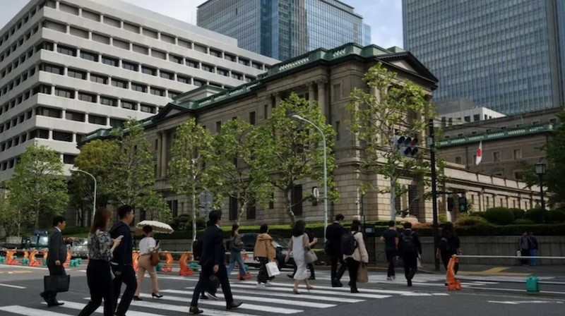 Bên ngoài Trụ sở BoJ. (Ảnh: AFP)