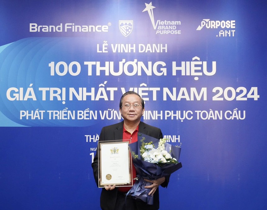 Phó Tổng giám đốc Vietjet Đỗ Xuân Quang nhận giải thưởng Top 25 thương hiệu giá trị nhất Việt Nam