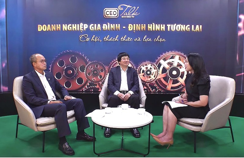 CEO Talk chủ đề "Doanh nghiệp gia đình: Cơ hội, thách thức và lựa chọn", do Báo Đầu tư tổ chức, với sự tham dự của ông Phạm Đình Đoàn, Chủ tịch Phú Thái Holdings Group (người ngồi giữa) và ông Trần Đình Cường, Chủ tịch Công ty TNHH Ernst & Young Việt Nam.