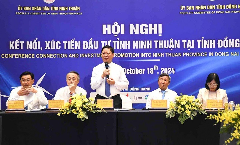 Ông Trần Quốc Nam (đứng) Chủ tịch UBND tỉnh Ninh Thuận trả lời một số vấn đề mà nhà đầu tư quan tâm