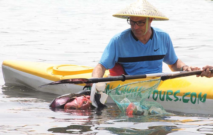 Du khách nước ngoài trải nghiệm tour du lịch dọn sạch bãi biển tại Vân Đồn (Quảng Ninh). (Ảnh: AEEC)