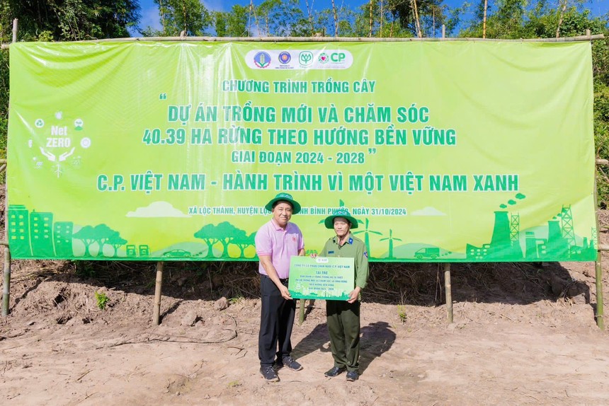 Đại diện C.P. Việt Nam, ông Sawang Chanprasert đã trao biểu trưng tài trợ dự án cho Ban Quản lý rừng phòng hộ Tà Thiết