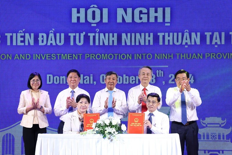 Đại diện Tập đoàn Travavina (ben trái) đã ký kết bản ghi nhớ với Sở Công thương tỉnh Ninh Thuận về nghiên cứu các dự án.