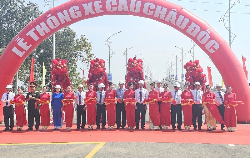 Cầu Châu Đốc thuộc Dự án xây dựng tuyến đường liên kết vùng đoạn từ thị xã Tân Châu đến TP. Châu Đốc (An Giang), kết nối với tỉnh Kiên Giang và Đồng Tháp đã thông xe vào tháng 4/2024