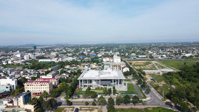 Dự án Đường nối từ cầu Thạch Bích đến Tịnh Phong vẫn còn vướng mặt bằng làm ảnh hưởng tiến độ thi công.