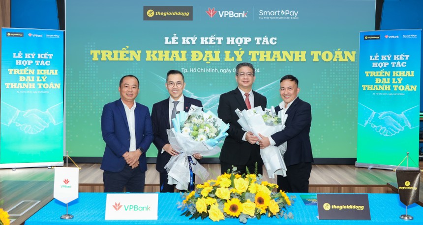 Ông Phùng Duy Khương - Phó tổng giám đốc thường trực phụ trách phía Nam, Giám đốc khối KHCN VPBank (thứ 2 từ trái sang) tại Lễ ký kết