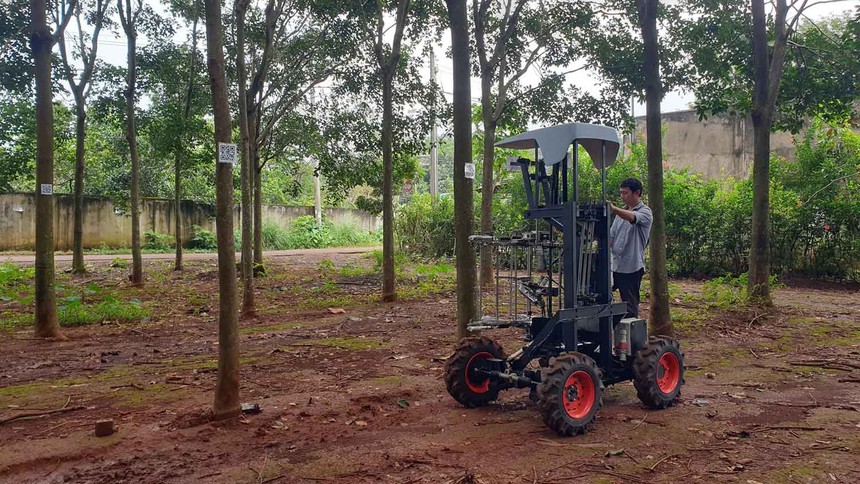 Robot tự hành và tự động hóa cạo mủ cao su do Công ty Tân Ý và VDBC thực hiện. Ảnh: Lê Toàn