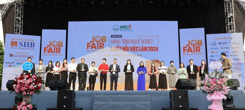 Đại diện PJICO (đứng giữa) nhận kỷ niệm chương tại chương trình VNU Job Fair 2024.