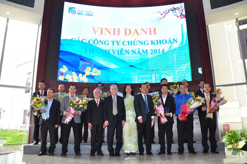 HOSE vinh danh 10 CTCK trong phiên giao dịch khai Xuân 