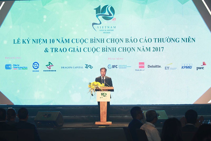 Ông Lê Trọng Minh, Tổng Biên tập Báo đầu tư, đồng Trưởng Ban tổ chức Cuộc nình chọn Báo cáo thường niên phát biều tại lễ kỷ niệm. Ảnh: Lê Toàn