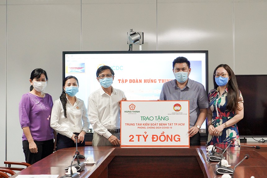 Đại diện Ban Thường trực Ủy ban MTTQ – Ban vận động, tiếp nhận và phân phối Quỹ phòng, chống dịch Covid-19 Thành phố, HCDC cùng Sở Y tế TP.HCM tặng hoa và thư cảm ơn cho đại diện Tập đoàn Hưng Thịnh 