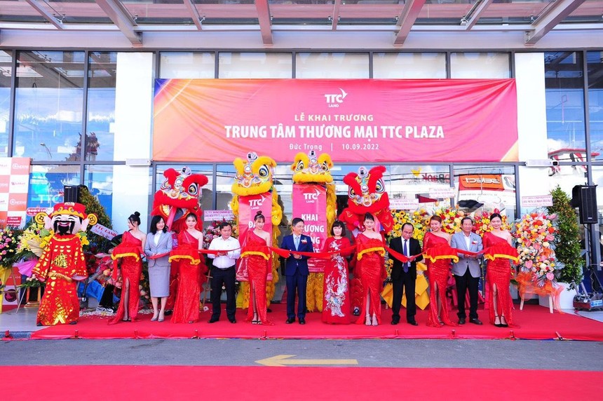 Lãnh đạo địa phương và đại diện TTC Land thực hiện nghi thức cắt băng khánh thành TTC Plaza