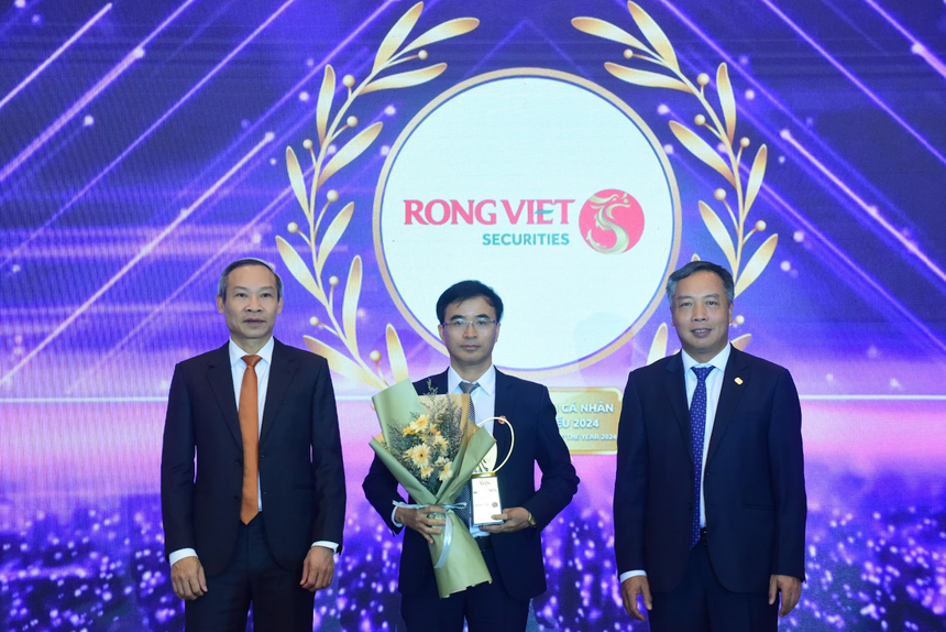 Ông Trần Thăng Long - Giám đốc Điều hành kiêm Giám đốc chi nhánh Hà Nội đại diện Rồng Việt nhận các giải thưởng