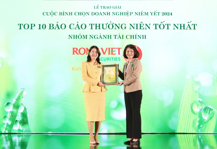 Bà Nguyễn Thị Thu Huyền, Thành viên HĐQT kiêm Tổng giám đốc Rồng Việt (bên trái) đón nhận giải thưởng