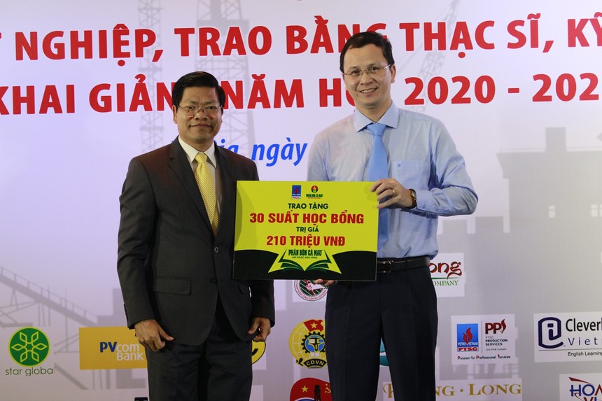 Phân bón Dầu khí Cà Mau (DCM) trao học bổng cho sinh viên